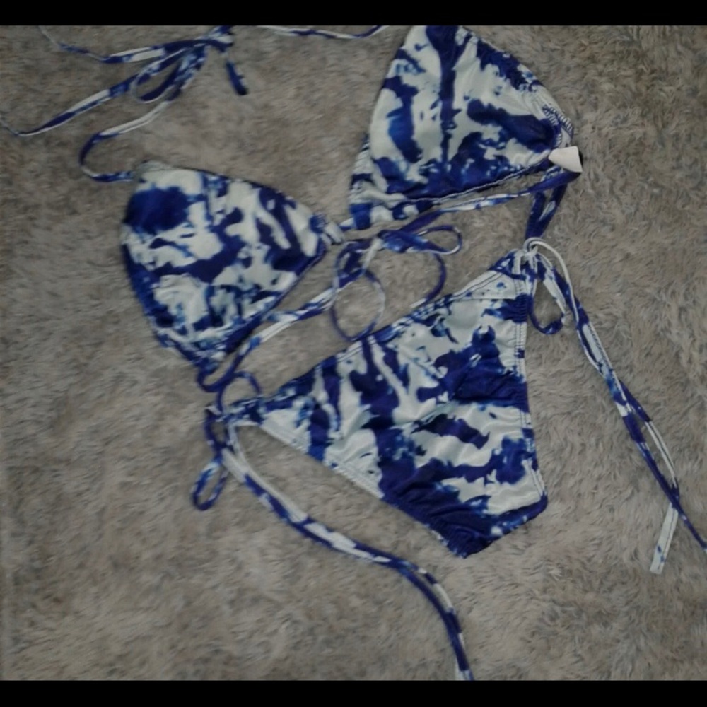2-Bikinis - Picture 2 of 3